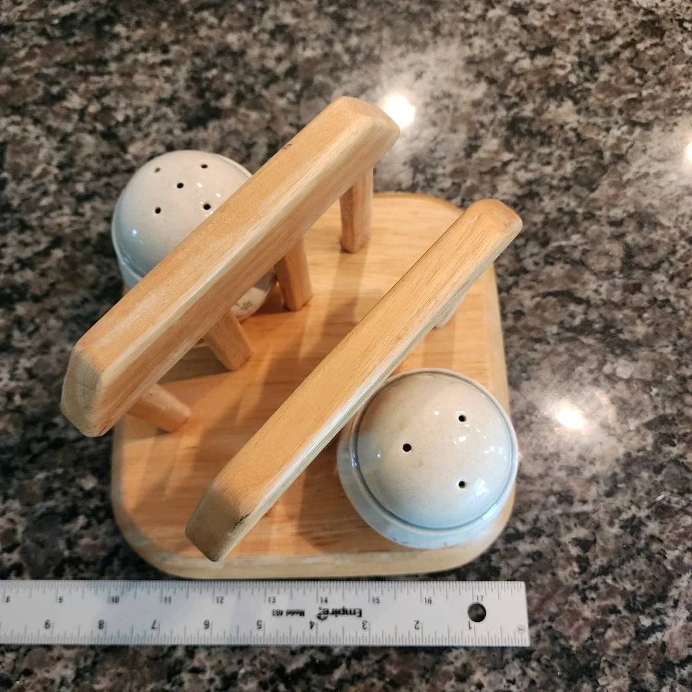 Vintage International China Marmalade Goose Salt Pepper Shaker Napkin Holder Set
